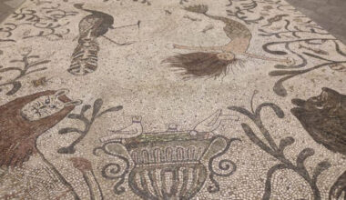 Il caso del mosaico a Porta Adriana