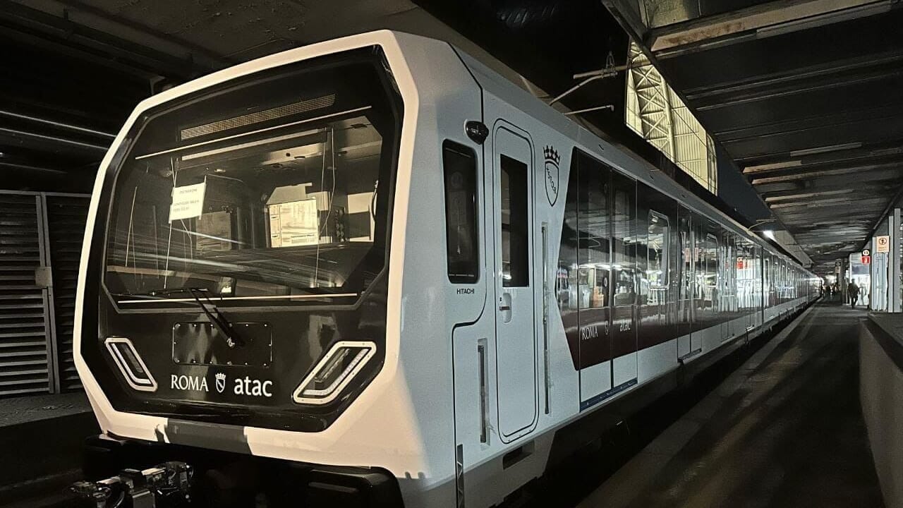 Hitachi promette un convoglio al mese fino al 2026