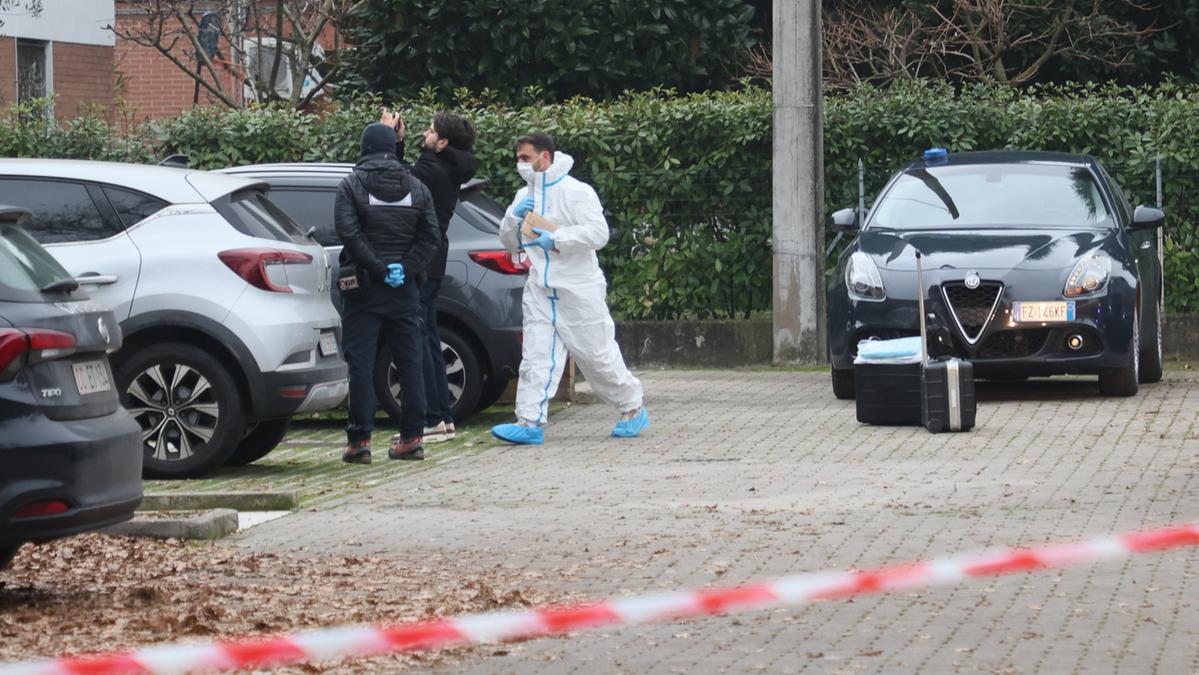 padre uccide la figlia in casa con un martello. Diretta