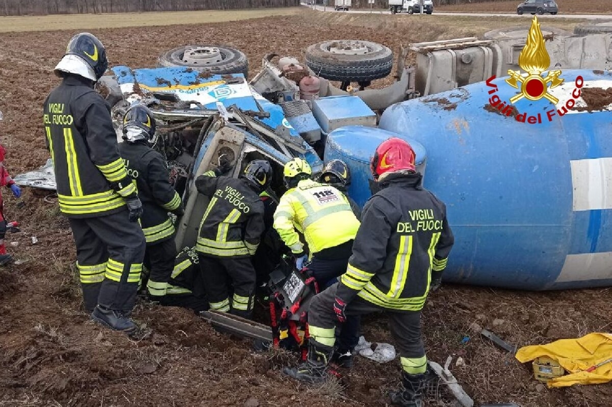 Operazioni di salvataggio sulla betoniera ribaltata Operazioni di salvataggio sulla betoniera ribaltata