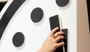 Orologio dell'Apocalisse più vicino alla mezzanotte, c'entrano i dazi e l'IA