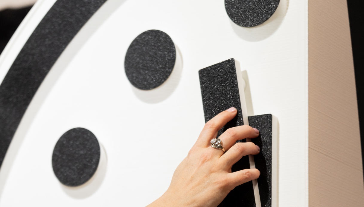 Orologio dell'Apocalisse più vicino alla mezzanotte, c'entrano i dazi e l'IA