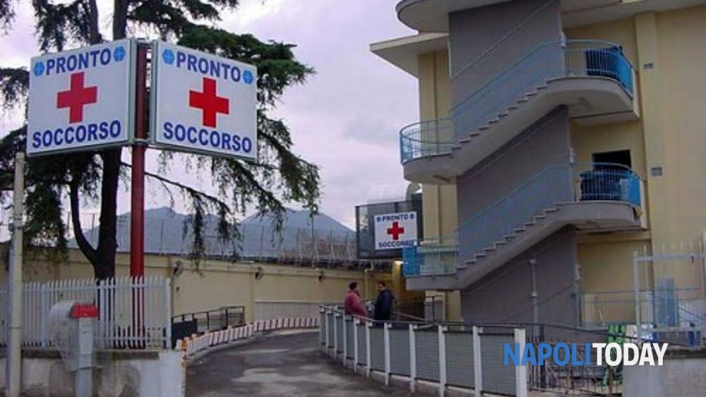 Agguato in strada, ferito da colpi d'arma da fuoco mentre passeggia con un'amica