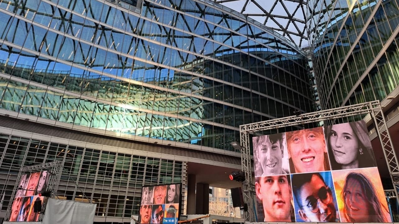 Crans Montana, a Palazzo Lombardia bandiere a mezz'asta e le foto delle vittime italiane