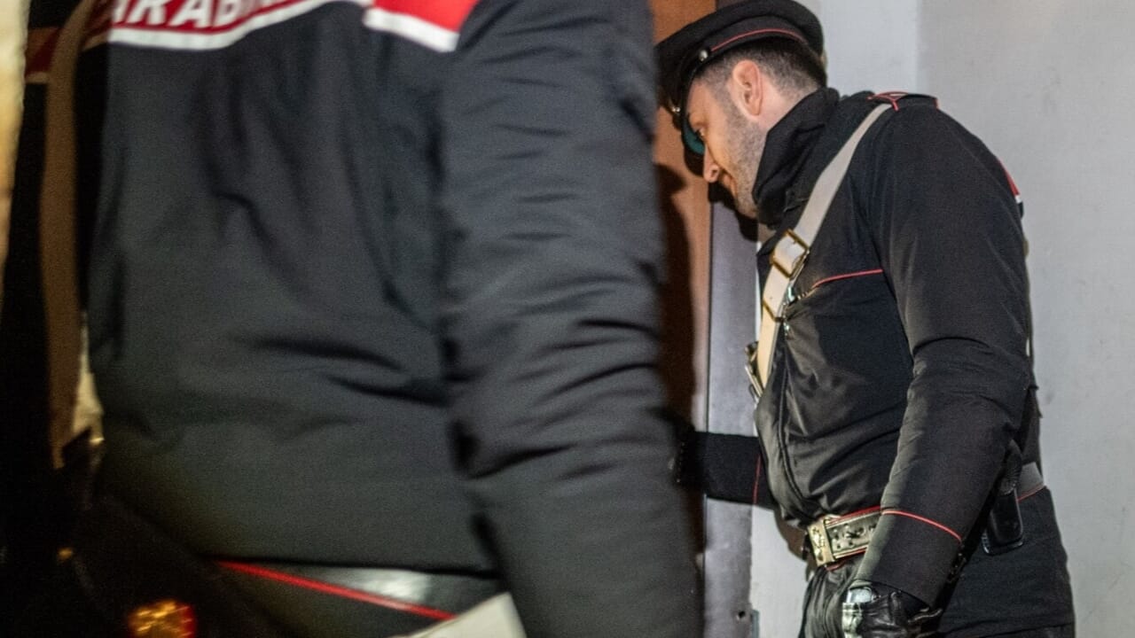 "Quella donna parla male di me". Lui la perseguita per mesi e prova a entrare nella sua abitazione