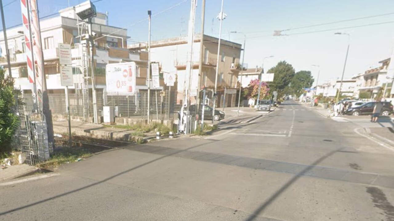 Anzio, Accoltellato vicino alla stazione. Il rapinatore scovato nel bagno di un treno