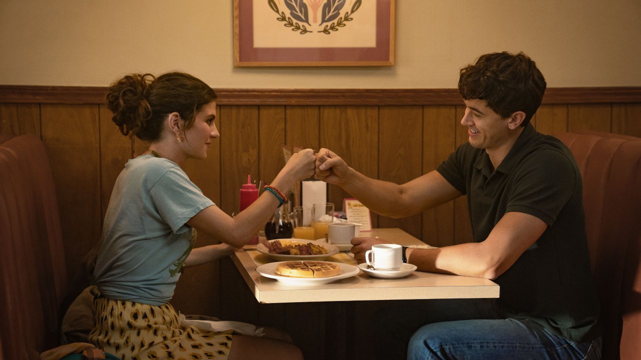 Tom Blyth ed Emily Bader in una scena di People we meet on vacation