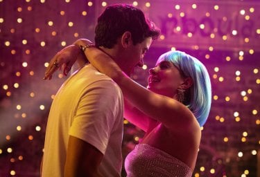 People We Meet On Vacation Tom Blyth Emily Bader Scena Romantica