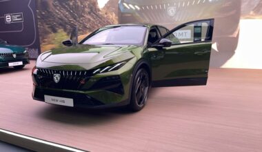 Peugeot 408, il restyling di metà carriera porta una nuova ibrida