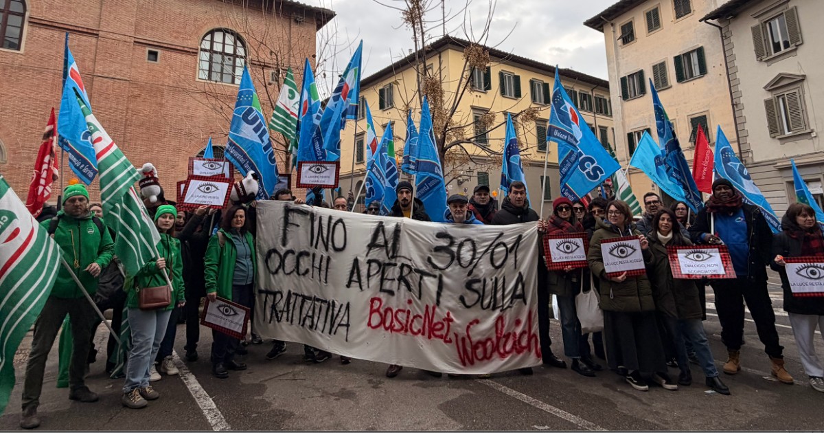 La protesta dei lavoratori di Whoolrich a Pitti: "Ci vogliono trasferire a Torino, è un licenziamento collettivo mascherato”. La replica del gruppo: "Procedura sospesa"