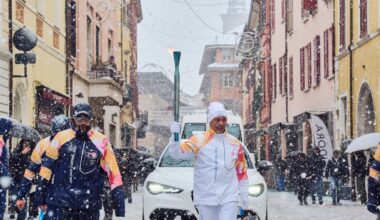 Il freddo e la neve non fermano la fiamma olimpica di Milano Cortina che ha attraversato Cesena