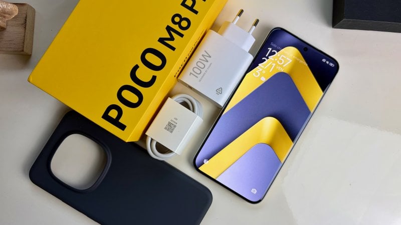Nel sample di POCO M8 Pro che abbiamo ricevuto c'era anche l'alimentatore, che però non farà parte della dotazione standard Nel sample di POCO M8 Pro che abbiamo ricevuto c'era anche l'alimentatore, che però non farà parte della dotazione standard