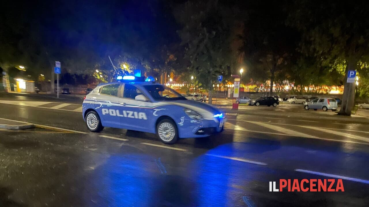 Danneggiano e razziano auto in sosta, due minorenni denunciati