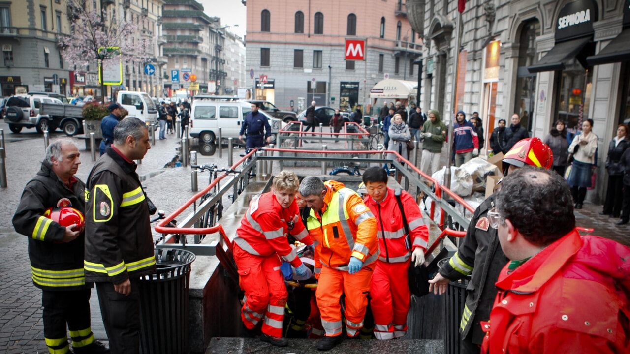 Finisce sotto un treno della metropolitana di Milano: gravissima