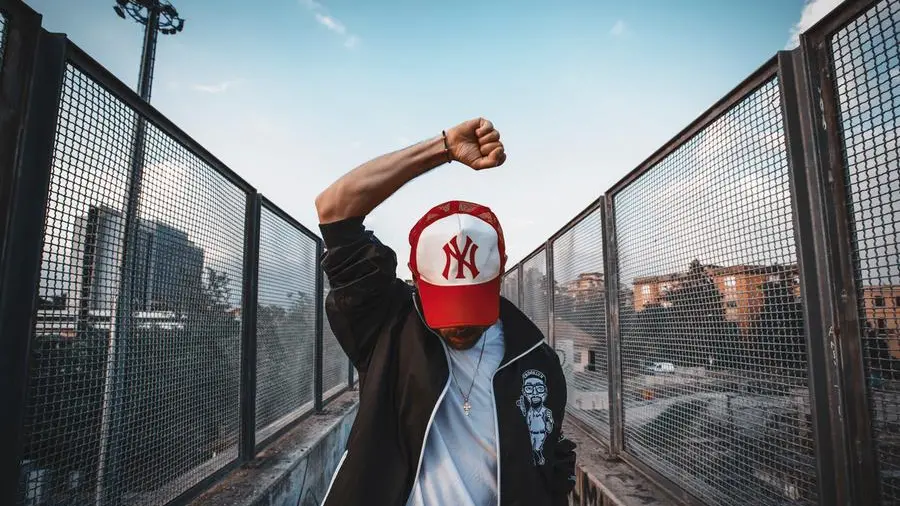 «Le sue rime sono crepe nella società, aperte prima di tutto nel suo petto»