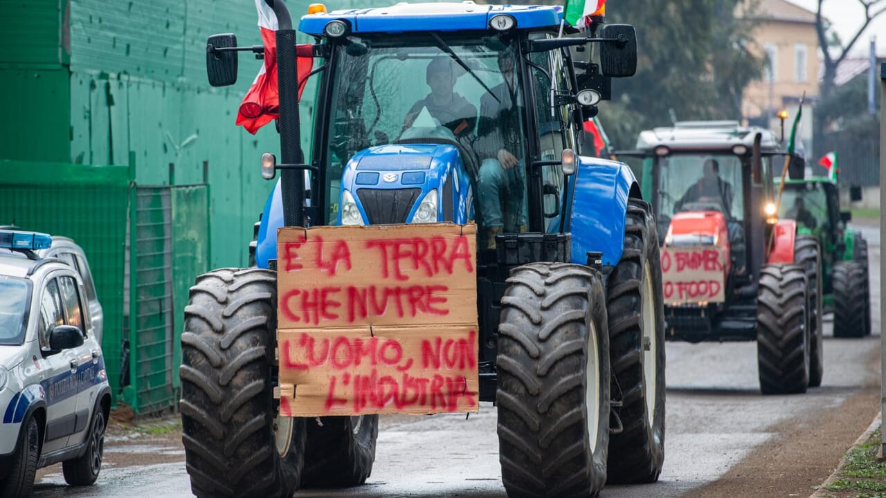 trattori in strada e traffico a rilento