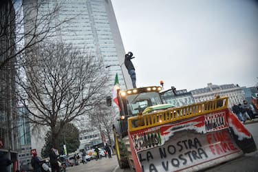 Protesta degli agricoltori con i trattori davanti al Pirellone Regione Lombardia, Milano 9 gennaio 2026