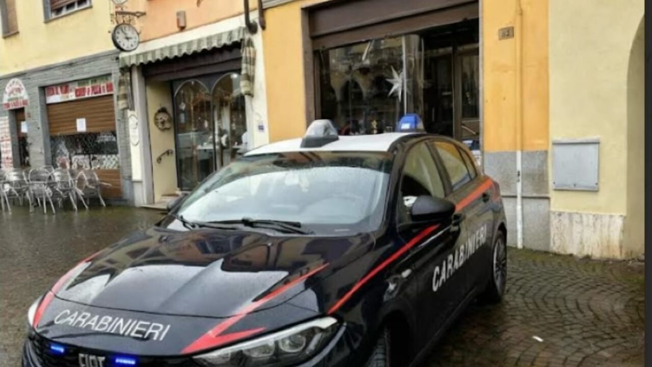 Commando armato in gioielleria, rubati 57mila euro tra Rolex e gioielli: due arresti