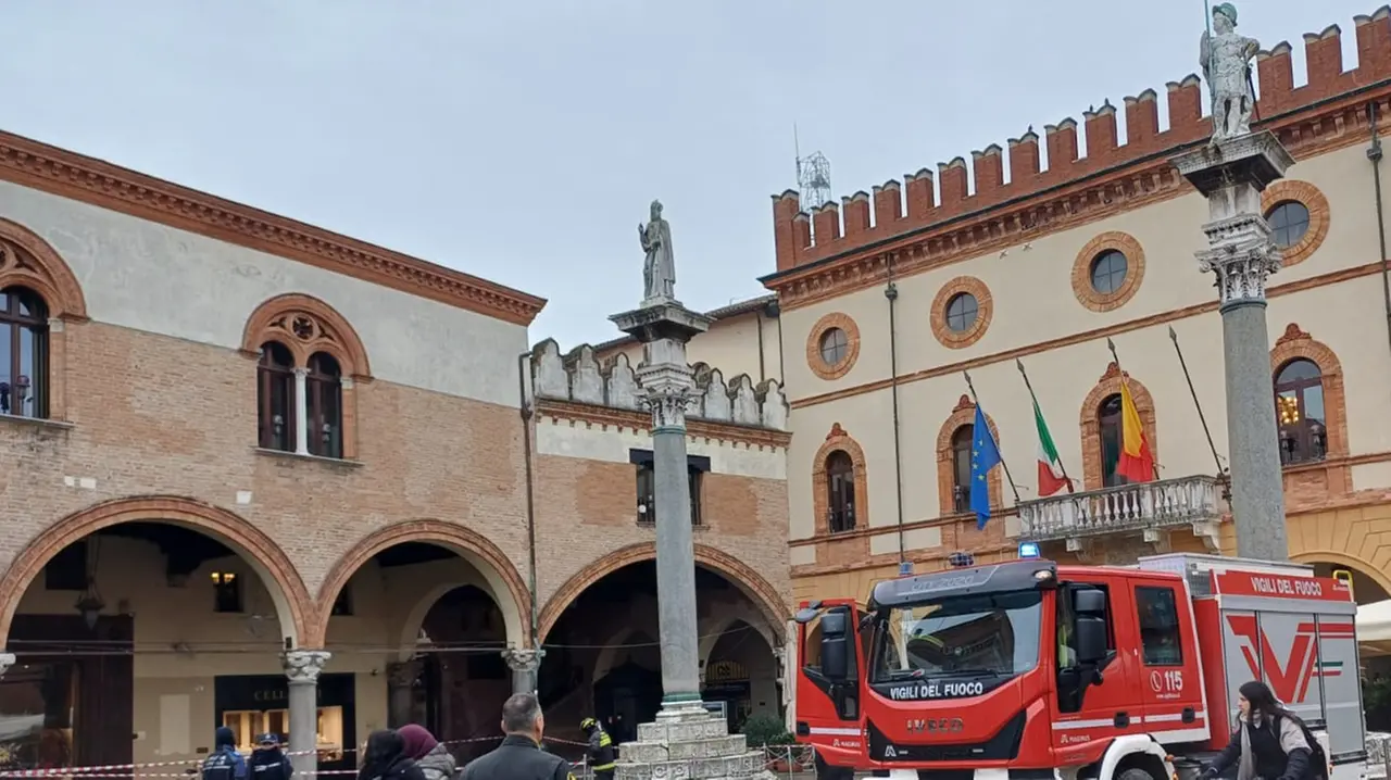 Ravenna, le verifiche dei vigili del fuoco in piazza del Popolo dopo le due scosse di terremoto