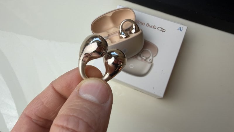 I Realme Buds Clip hanno un design molto peculiare e vistoso