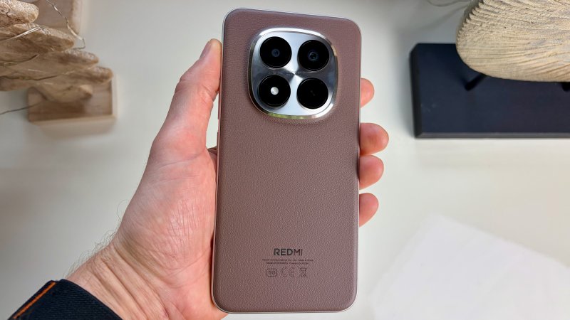 Il sample che abbiamo ricevuto di Redmi Note 15 Pro+ aveva una copertura in pelle vegana