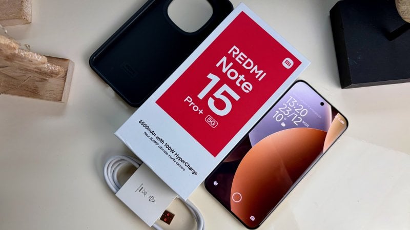 Gli accessori di Redmi Note 15 Pro+ comprendono una cover e il cavo USB-C