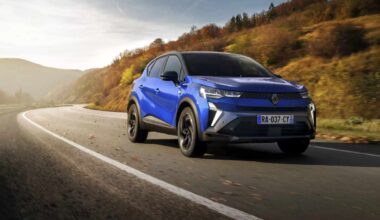 un SUV con livrea blu