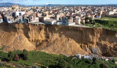 Frana a Niscemi, le foto impressionanti delle case a ridosso della voragine - Sky TG24