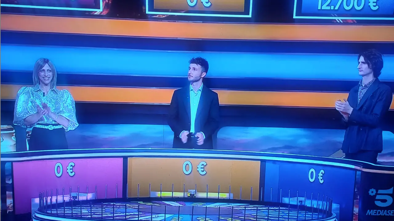 Riccardo Piancatelli sfida Daniela Petrilli e Dario Basile durante la Ruota dei Campioni (screenshot dai video pubblicati sui social di Mediaset)