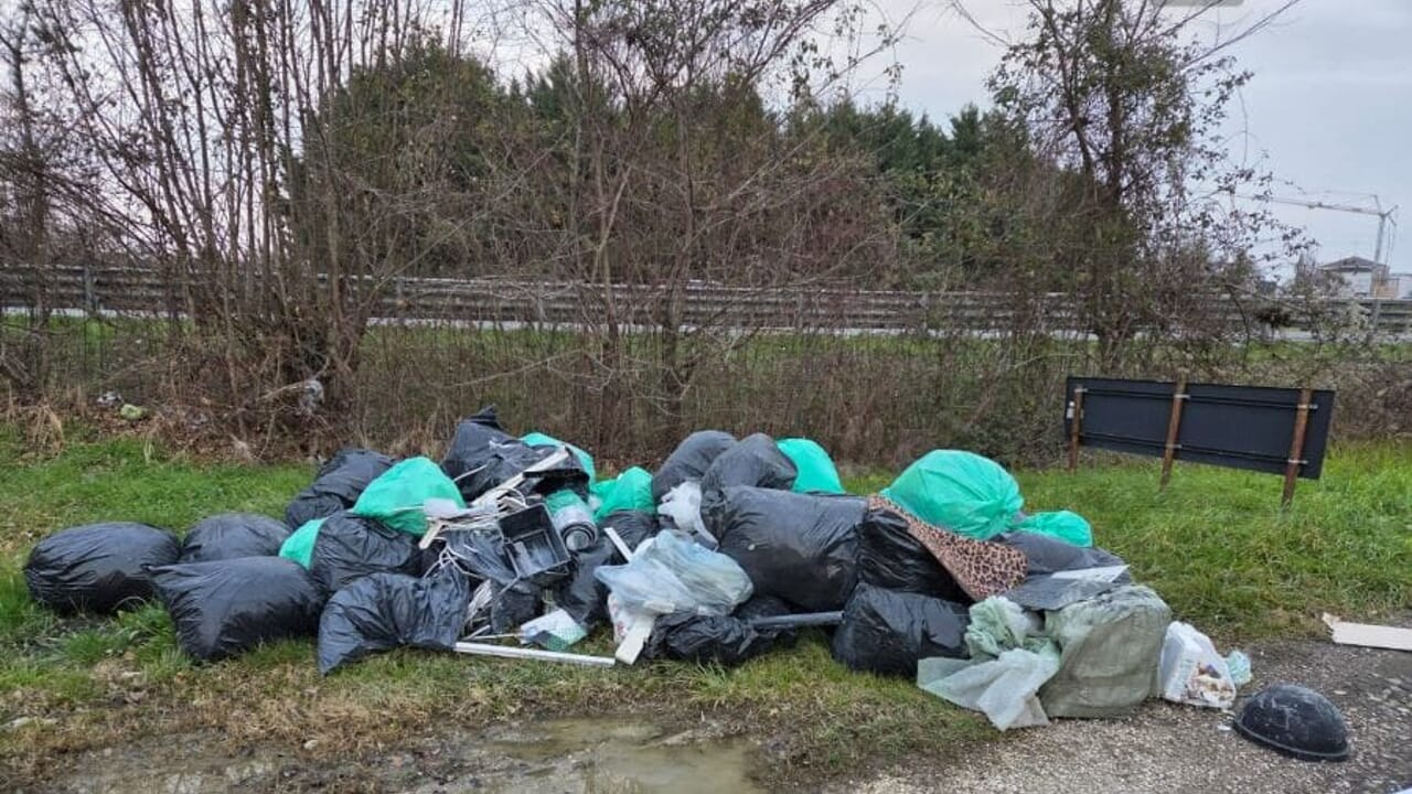 montagna di rifiuti abbandonati vicino alla tangenziale