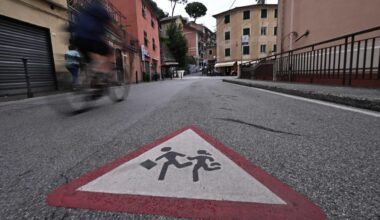 Rimini, lascia la figlia di sei anni senza vestiti fuori casa e senza cibo, madre indagata| Sky TG24 Cronaca