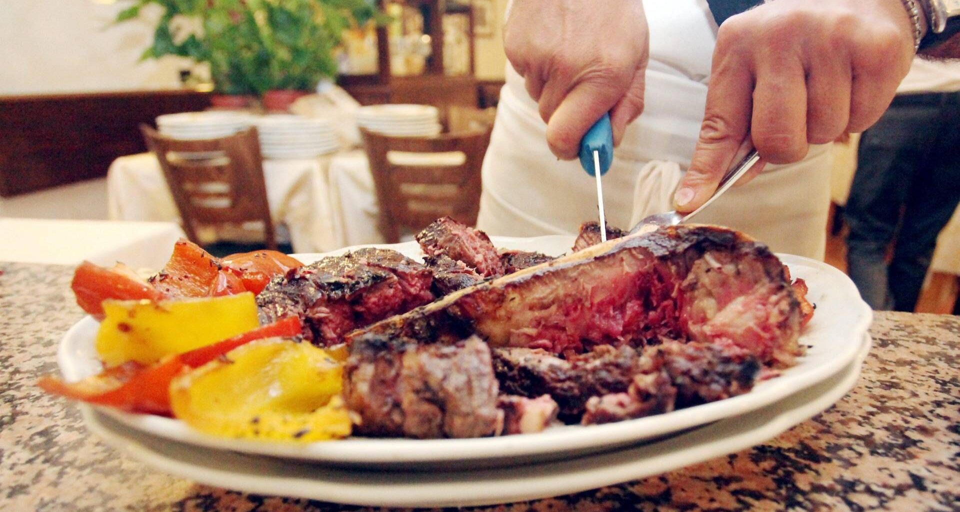 Mangiare carne aiuta a vivere più a lungo? Lo studio che ribalta tutto (ma solo da una certa età)