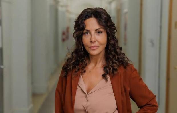 'A testa alta', nuova serie con Sabrina Ferilli: trama, puntate e orari