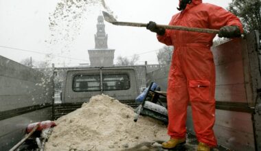 Rischio ghiaccio, a Milano scatta il piano anti-gelo (e il comune invita anche i cittadini a spargere il sale)
