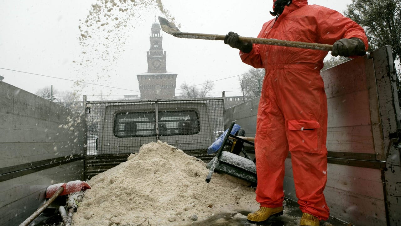 Rischio ghiaccio, a Milano scatta il piano anti-gelo (e il comune invita anche i cittadini a spargere il sale)