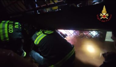 Così a Roma i vigili del fuoco hanno salvato due donne intrappolate nel loro appartamento allagato