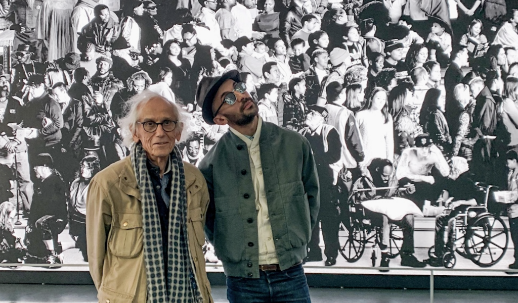 A Parigi l’artista JR trasforma un’altra volta il Pont Neuf di Christo e Jeanne-Claude. 40 anni dopo