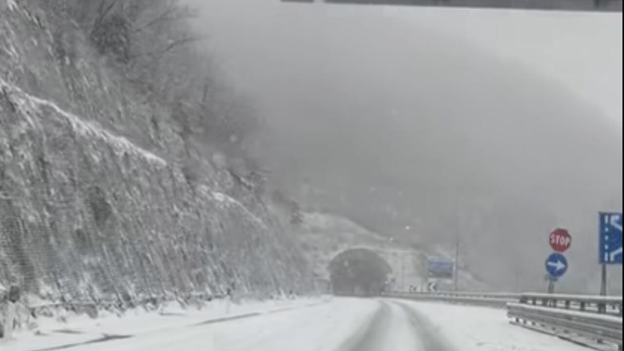 Maltempo, nevicate in corso fino a 900 metri. Valichi innevati. Nelle prossime ore scende la quota "fiocchi"
