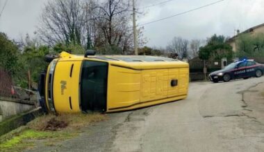 Frosinone, scuolabus con a bordo 7 bambini si ribalta: nessun ferito