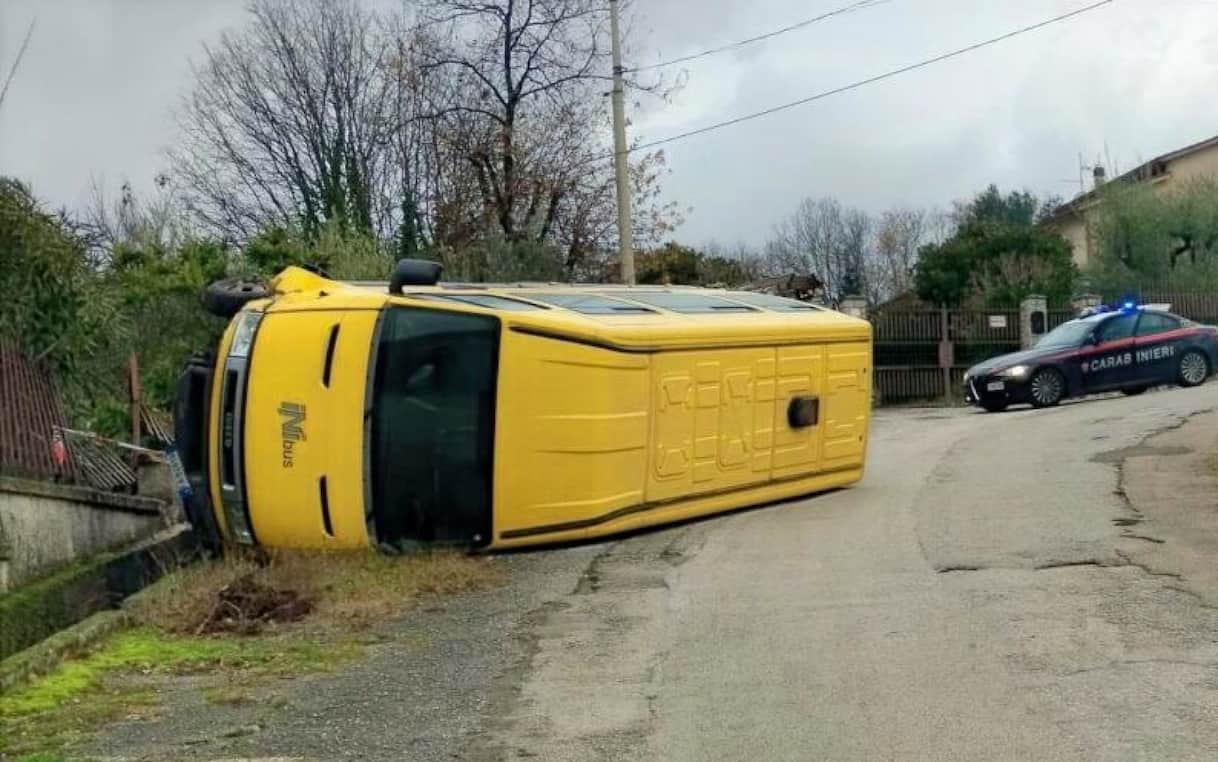 Frosinone, scuolabus con a bordo 7 bambini si ribalta: nessun ferito