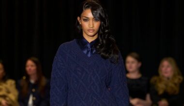 Nessuno aveva notato che gli stivaletti blu stavano diventando una tendenza moda del 2026