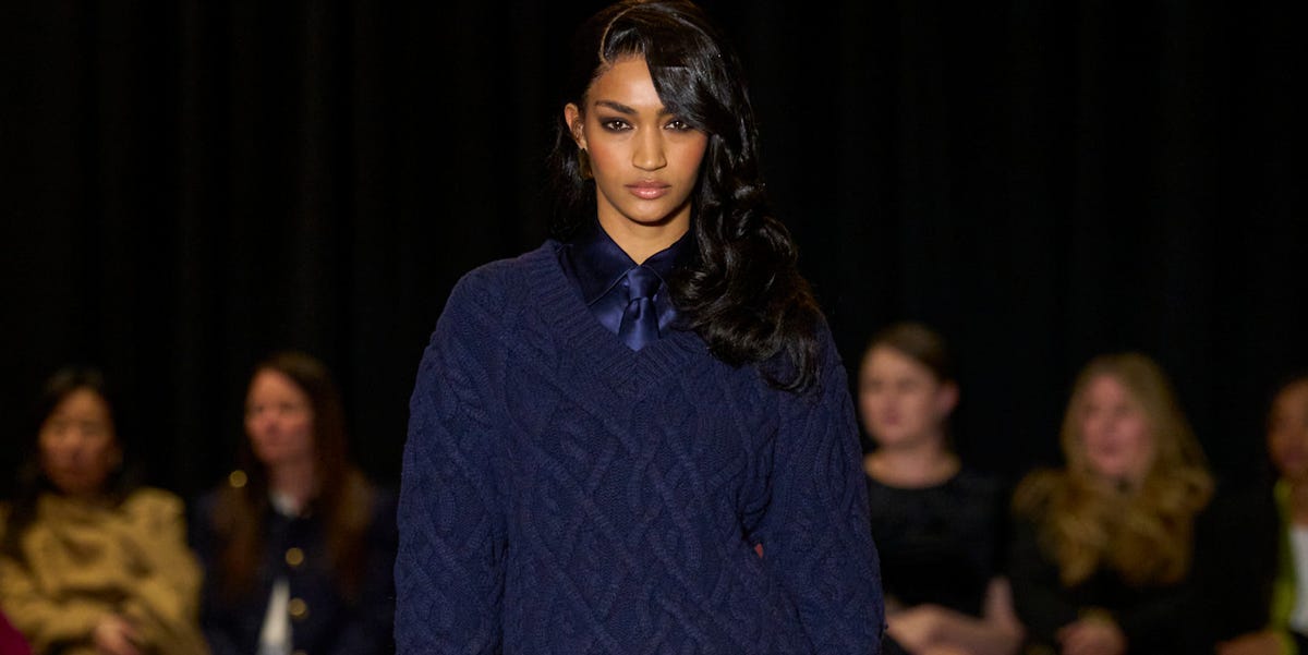 Nessuno aveva notato che gli stivaletti blu stavano diventando una tendenza moda del 2026