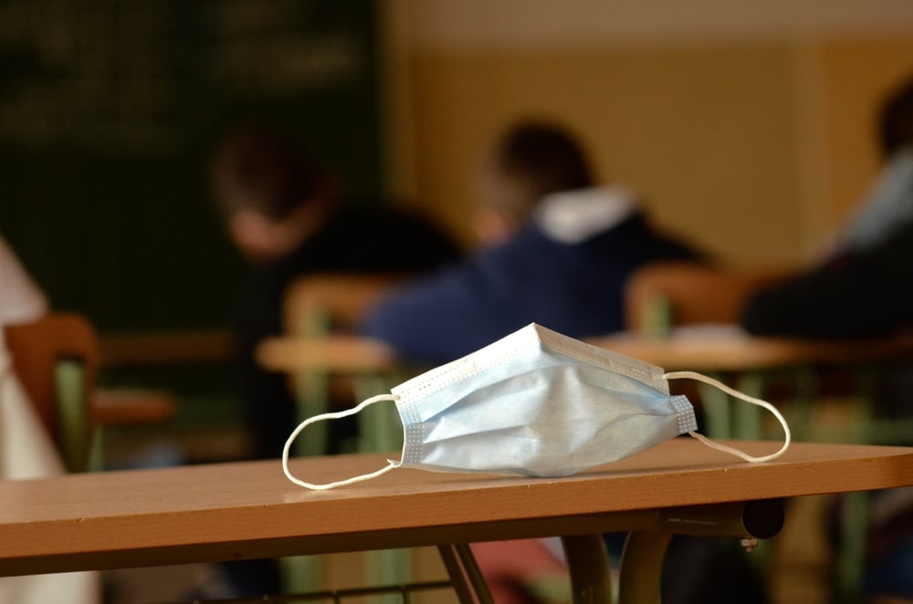 Si rifiuta di mettere la mascherina in classe e si incatena al banco, viene disposto un "Trattamento sanitario obbligatorio". I Giudici: uso improprio