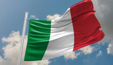 Tricolore a scuola, Valditara ai Presidi: "La bandiera è simbolo della nostra identità, si deve sostituire se scolorita". La nota