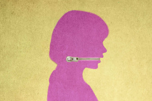 Parlano poco, ma hanno un'arma segreta: cosa rivela la psicologia di chi sceglie il silenzio