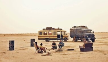 “Sirāt”, catarsi techno in un viaggio alla fine del mondo