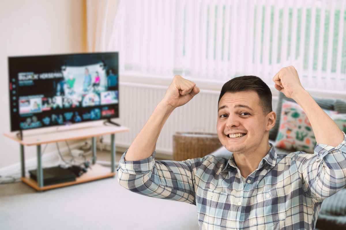 Smart TV da sogno a prezzo stracciato, l’offerta dell’anno scatena il web: solo qui la paghi una miseria