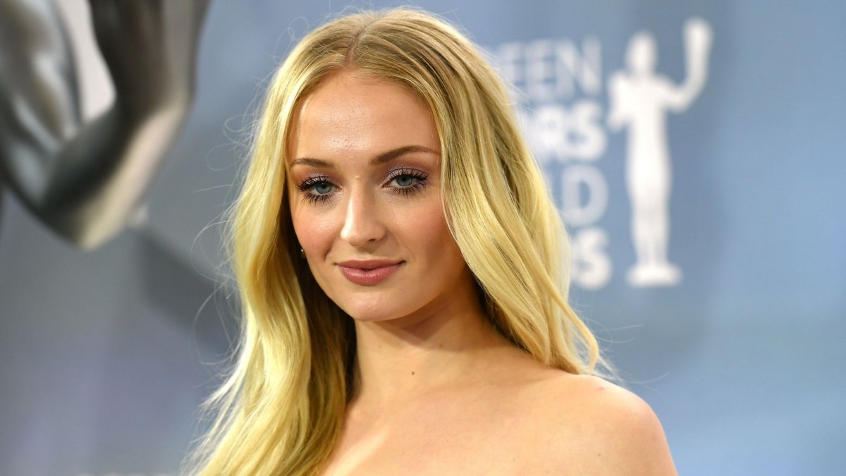 Sophie Turner racconta come si è allenata per il ruolo di Lara Croft: sta anche giocando ai Tomb Raider