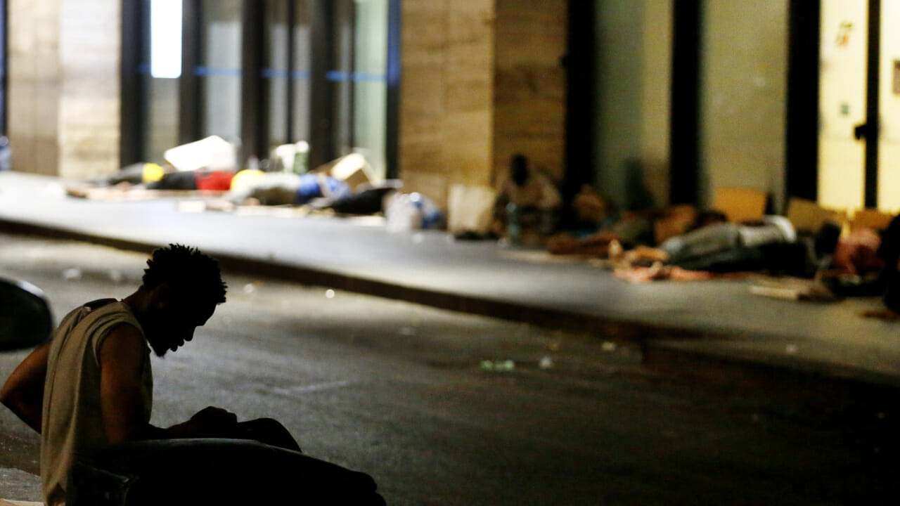 Dado da brodo venduto come hashish, sesso a pagamento e rapine. Vi porto nel degrado criminale di Termini - RomaToday