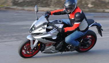 Prova Suzuki GSX-8R 2025 recensione con pregi e difetti, scheda tecnica e velocità